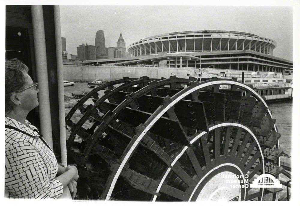 historical photo of a river boat in cincinnati